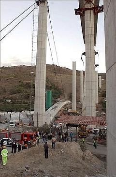 La UTE dice que el suceso ocurrió porque venció una "cimbra" entre los pilares de uno de los viaductos