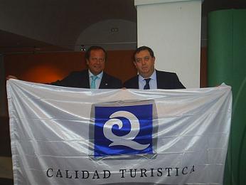 El concejal de Turismo de Motril recibe los certificados "Q" de calidad turística de las playas de Calahonda y Carchuna