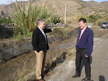 El alcalde y concejal de Agricultura y Servicios Urbanos visitan los trabajos de limpieza de la Rambla de Panata