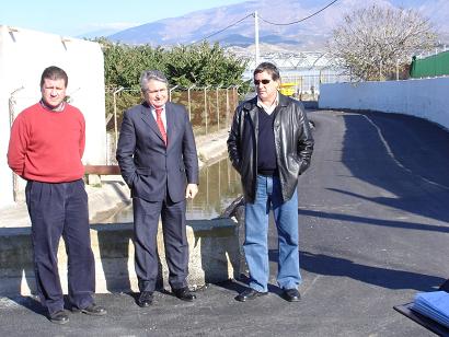 Pedro Alvarez visita las obras de asfaltado del camino Deire