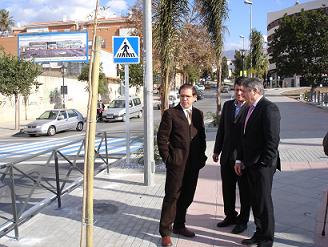 El alcalde de Motril visita las obras de urbanización del entorno de la avda de Salobreña