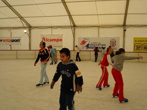 Felipe Villa afirma que más de 8.000 personas han disfrutado de la pista de patinaje sobre hielo en la navidad de Motril