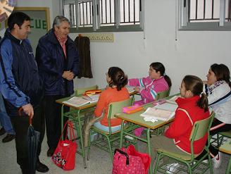 Pedro Alvarez, Felipe Villa y Francisco Rodríguez visitan el colegio de San Antonio, reformado en su totalidad por el Ayuntamiento y la Junta