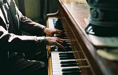 El pianista asturiano Amador Fernández en la Casa de la Cultura de Almuñécar