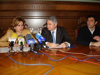 Pedro Álvarez y Carmen García Raya presentan la comisión de seguimiento que desarrollará el convenio firmado entre el Ayuntamiento y la delegación de Educación de la Junta