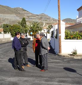 El alcalde visita las obras de asfaltado y modernización de las redes de abastecimiento y saneamiento de la urbanización de La Chucha, Carchuna