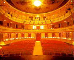 Esta mañana en el Teatro Calderón de Motril, se puso en escena la obra "Pareja para dos"