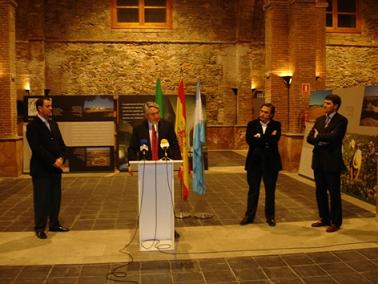 El alcalde de Motril inaugura la exposición "Cortijos, haciendas y lagares"