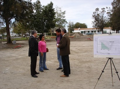 El alcalde y el presidente de la Junta Gestora de la ELA de Carchuna-Calahonda visitan las obras de urbanización de la Plaza Neptuno