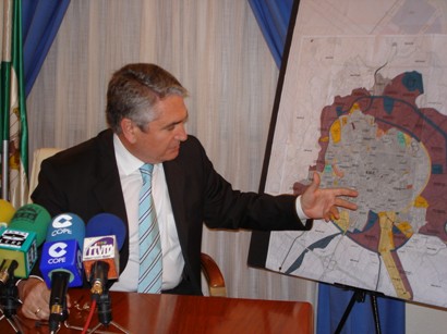 El alcalde presenta el plan de urbanización del MOT-4 que se llevará al próximo Pleno para su aprobación definitiva