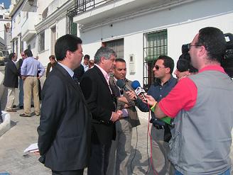 El alcalde de Salobreña, Jesús Avelino Menéndez,  inaugura la calle Real de la Caleta