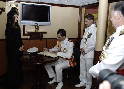 El principe Felipe firma en el libro de honor de la Fragata Alvaro de Bazán