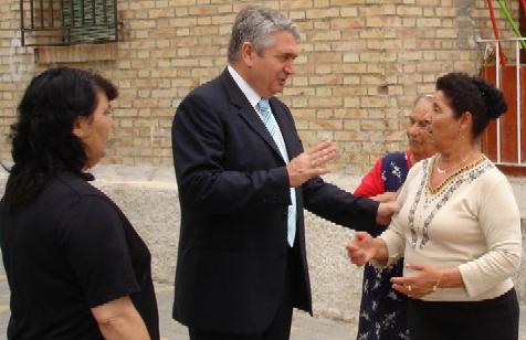 El alcalde informa que la Junta iniciará, en breve, las obras de rehabilitación de las viviendas sociales del barrio de Salvador Huertas