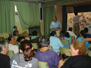 Pedro Álvarez presenta a los vecinos del barrio de Salvador Huertas las obras de rehabilitación de las viviendas sociales que realizará la Junta