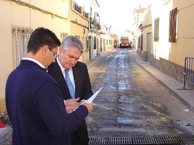 El alcalde visita los trabajos del Plan de Asfaltado que la concejalía de Servicios Urbanos realiza en Huerta Carrasco y Las Angustias