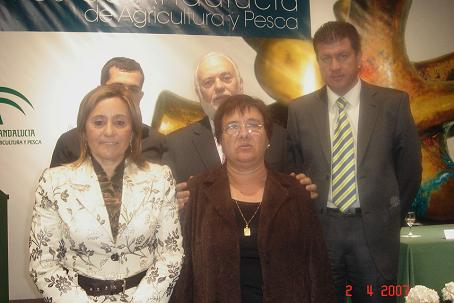 La viuda e hijos de Francisco Barros, Patrón Mayor de la Cofradía de pescadores de Motril, recogen el premio de la Consejería de Pesca