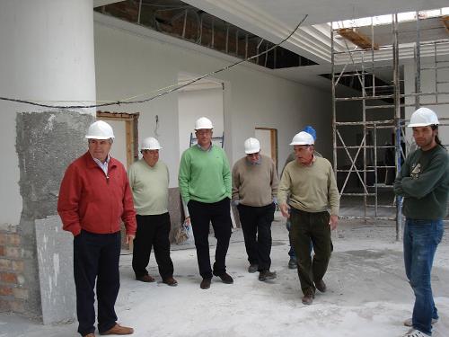 El alcalde visita las obras del tanatorio de Motril, que estará acabado en agosto
