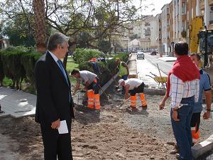 El alcalde de Motril, Pedro Álvarez, visita las obras de rehabilitación de Los Telares y la calle Jorge Guillén