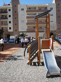 El alcalde visita el parque infantil de la Plaza de la Región de Murcia, incluido en el Plan Municipal de mejora de barrios y dotado con un presupuesto de 125.000 euros