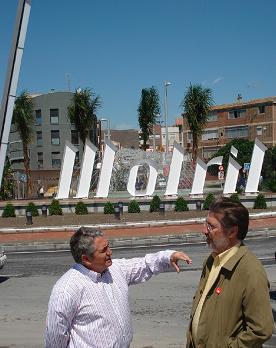 Visita del alcalde a la rotonda del puente Toledano de Motril