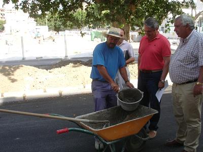 El alcalde de Motril visita las obras de rehabilitación de las calles Santa Ana y Cáceres
