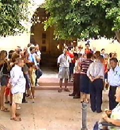 Cientos de vecinos de Albuñol asisten a la primera misa del nuevo párroco del municipio, Manuel España