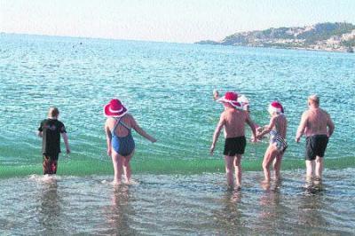 Turistas suecos reciben el año con un baño en la playa de Almuñécar