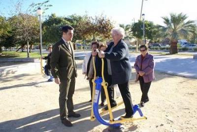El alcalde de Motril inaugura un circuito de Gimnasia para mayores en el paseo de los Álamos