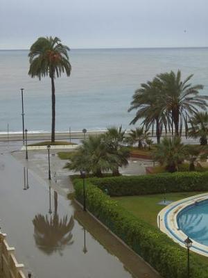 La costa de Granada pasada por agua. Se espera que siga lloviendo durante mañana jueves