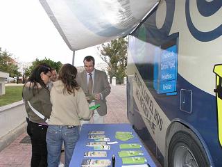 El autobús del reciclaje visita Motril para informar sobre el proceso de reciclado y sus ventajas