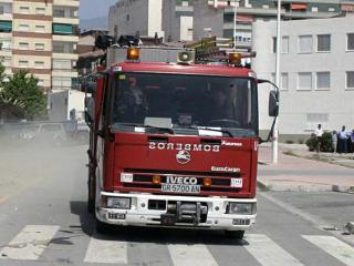 Los bomberos intervienen en el desalojo de varios vecinos de la Ronda de Levante por un incendio