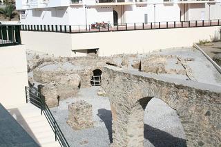 Limpian el acueducto romano de Almuñécar con redes y a mano