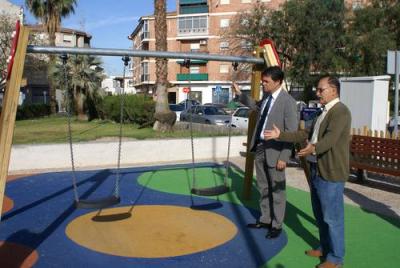 El alcalde de Motril visita los trabajos de mejora del entorno urbano del barrio de los Telares