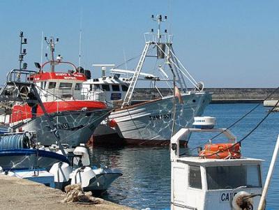 Herido grave un pescador al sufrir un accidente en el puerto de Motril