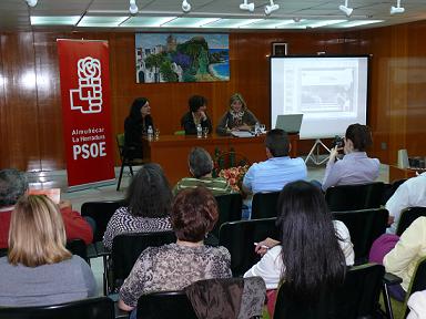 La coordinadora en Granada del Instituto Andaluz de la Mujer  presenta las líneas básicas del Plan Estratégico para la Igualdad
