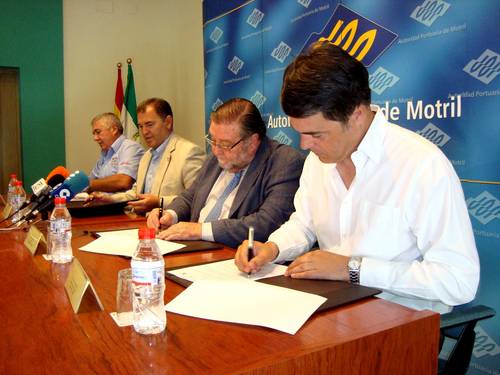 La travesía en moto de salvamento Motril Melilla Motril se rubrica con la firma de un convenio
