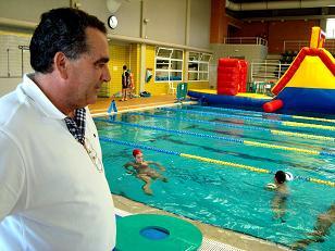 Deportes continúa con la línea de colaboración con asociaciones para acercar la piscina a todos los ciudadanos