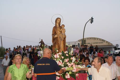 Carchuna culmina su fiesta con la solemne procesión de San isidro Labrador y la Virgen de los Llanos