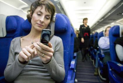 Los pasajeros de los aviones ya pueden utilizar sus móviles en pleno vuelo