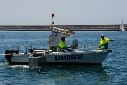 Medio Ambiente y Limdeco vuelven a poner en marcha el barco limpiaplayas en el litoral motrileño