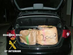 Tres años de prisión por transportar veinte fardos hachís en su vehículo