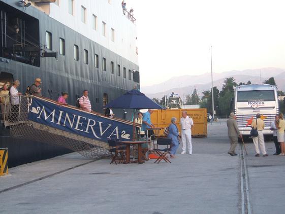 El crucero Minerva atraca en el puerto de Motril