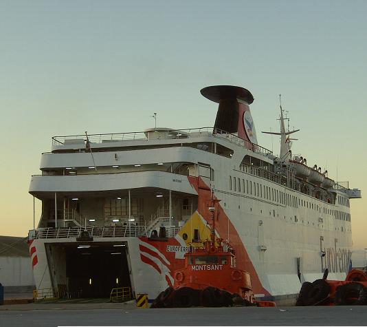 Un ferry atracado en el puerto de Motril, se encuentra en paro desde hace un mes