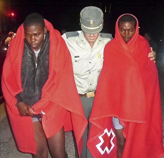 Rescatados nueve inmigrantes que iban a remo en una balsa neumática en Motril