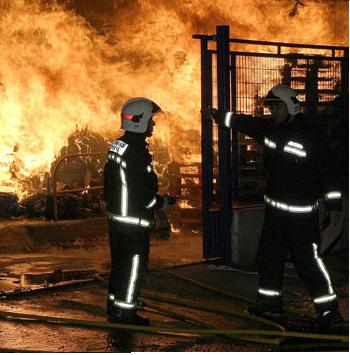 Los bomberos de Motril rescatan a un hombre de su vivienda que se encontraba en llamas