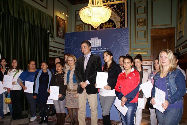 El Ayuntamiento de Motril entrega un total de 21 becas para madres jóvenes
