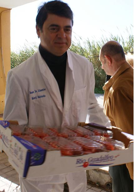 El alcalde de Motril como voluntario en el Banco de Alimentos de Motril