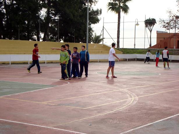 Los participantes en los talleres deportivos de anejos celebran una jornada de convivencia en Santa Adela