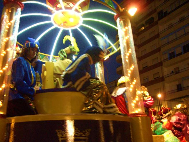 Miles de personas en la cabalgata de Reyes Magos en Motril