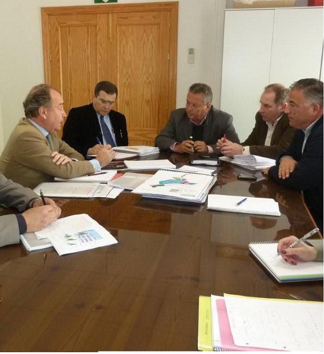 El alcalde asiste a las reuniones técnicas del futuro hotel de 7 estrellas en Almuñécar